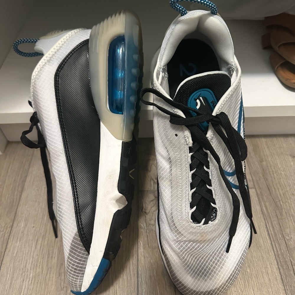 Nike Men's White and Black Athletic Shoes